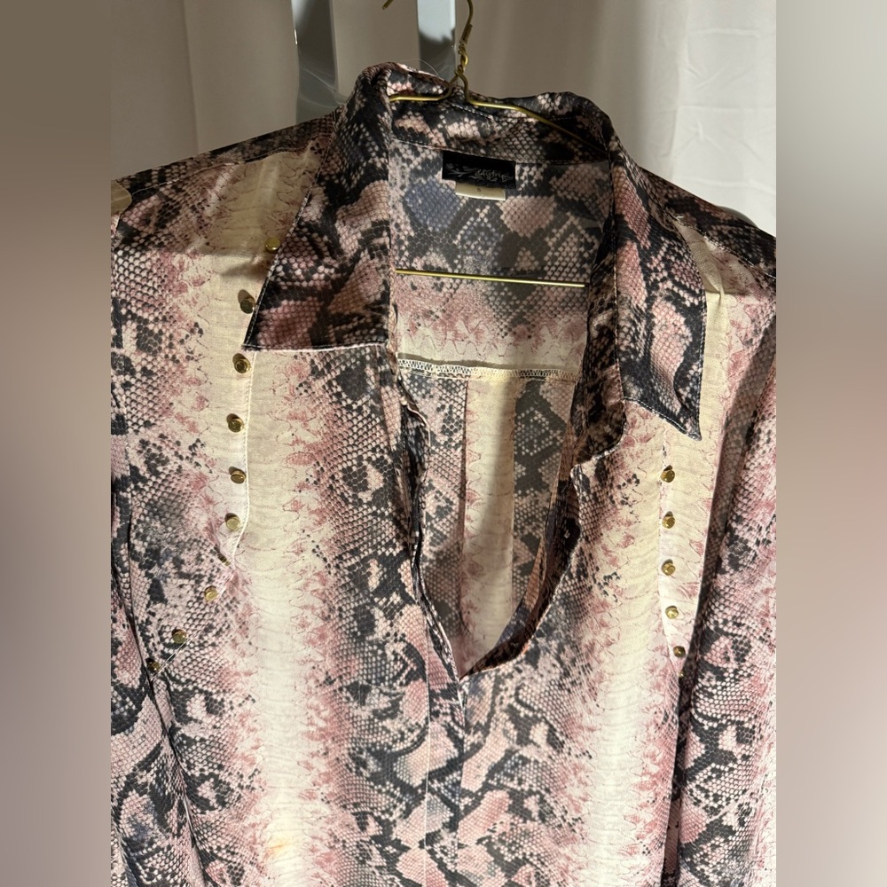 Light fitting long sleeve pink and grey snakeskin print